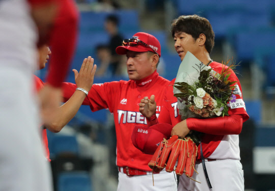 지난 9월 18일 대구삼성라이온즈파크에서 열린 프로야구 KIA 타이거즈와 삼성 라이온즈의 경기. 1회말 수비를 마친 KIA 임창용이 김기태 감독에게 꽃다발을 받고 있다. 임창용은 이날 선발 출장해 한·미·일 프로야구 통산 1천 경기 출장 대기록 달성했다.   연합뉴스